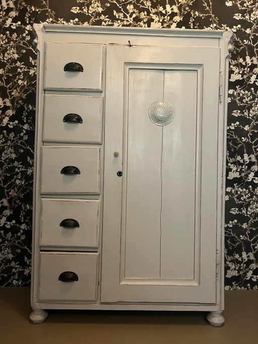 Alter (Brot-)Schrank