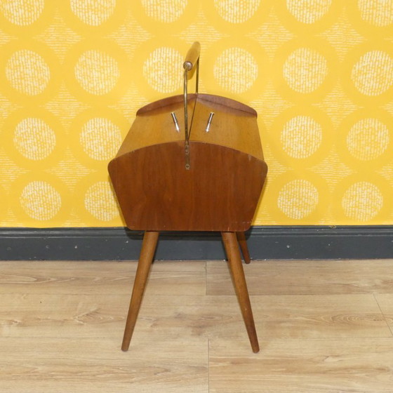 Image 1 of Panier à couture classique des années 50 Boîte à couture en bois sur pieds