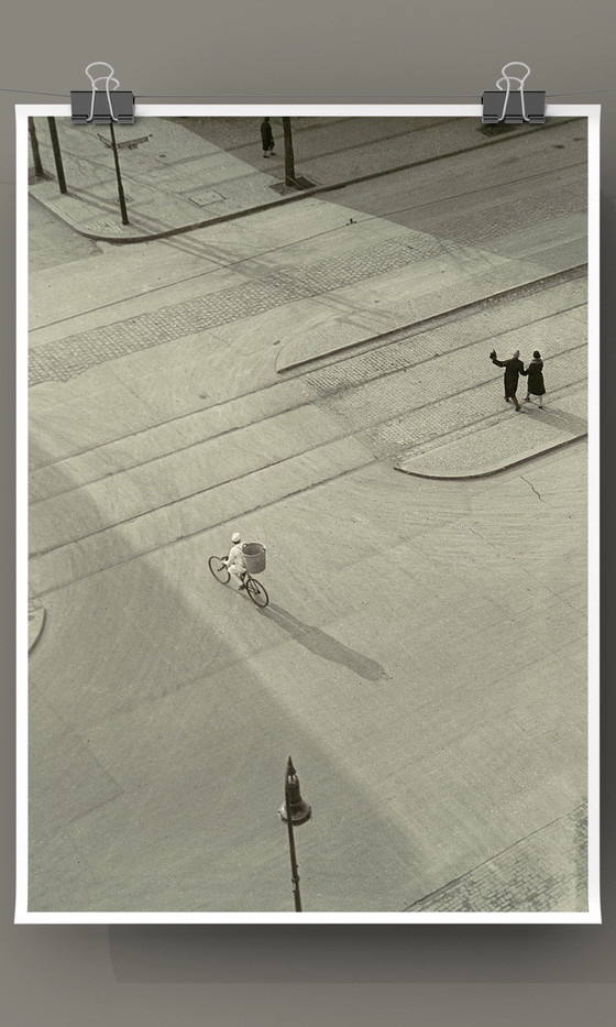 Image 1 of Impresión de Bellas Artes "7 a.m. (Mañana de Año Nuevo)" de László Moholy-Nagy