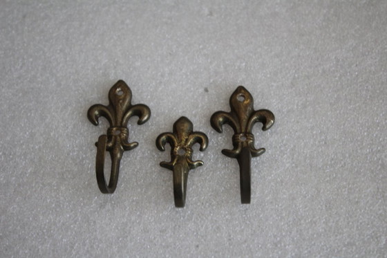 Image 1 of 3 piccoli ganci decorativi, ganci per quadri vintage, porta asciugamani in ottone, giglio araldico