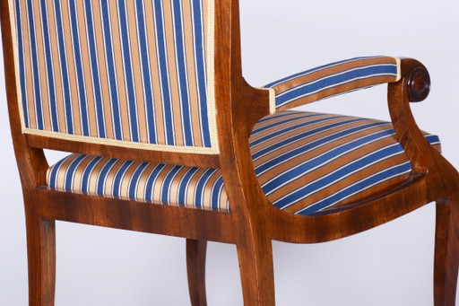 Gerestaureerde Biedermeier fauteuil, walnootfineer, sparrenhout, eikenhout, Tsjechisch, jaren 1830 – Textile (photo 2 of 11)