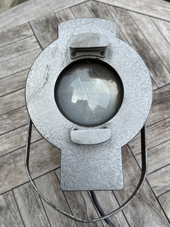 Image 1 of 💡 Lampadaire industriel chargé d'histoire | La précision suisse rencontre l'éclairage scénique néerlandais