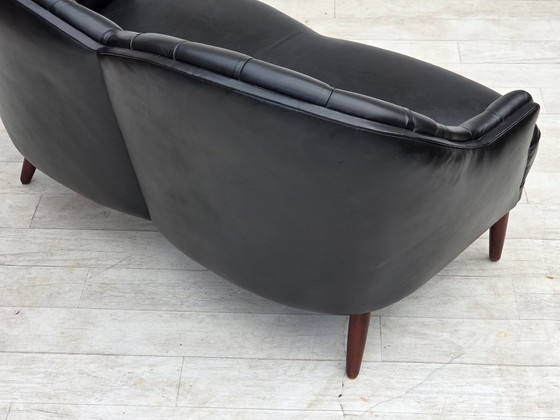 Skandinavisches Sofa aus den 1960er Jahren, bezogen mit schwarzem Möbelleder. – 2 Sitzer Sofas, Wood (photo 18 of 18)