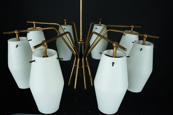 Image 1 of Kroonluchter uit het midden van de vorige eeuw met acht opaalglazen kappen in Stilnovo-stijl. Italië, jaren 50.