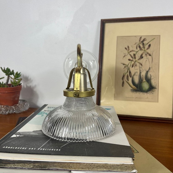 Applique a collo di cigno in ottone con tulipano in vetro striato tipo Holophane rosone in ceramica – Glass (photo 4 of 9)