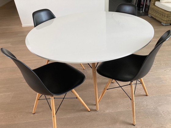 Image 1 of Elegant round table