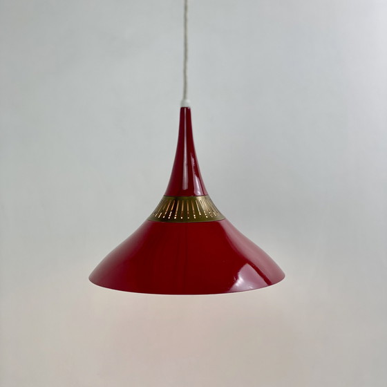 Image 1 of Lampada a sospensione scandinava in metallo rosso e ottone, 1960