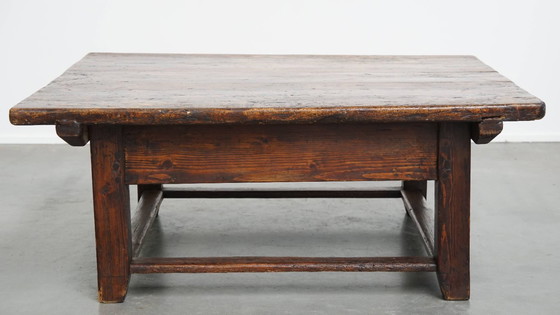 Image 1 of Quadratischer antiker südeuropäischer Couchtisch aus dem frühen 19.