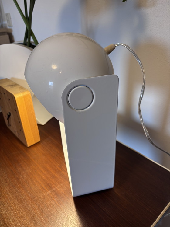 Image 1 of Lampada da tavolo senza tempo con globo inclinabile