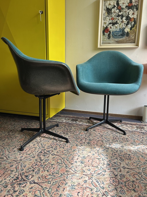 2x Eames Kuipstoelen op La Fonda Voet (Herman Miller) – Fiberglass, Wool
