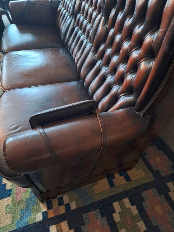 Image 1 of Divano Chesterfield a 3 posti in pelle color castagna