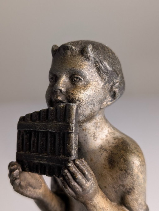 Jonge faun met panfluit, art-decosculptuur op marmeren voetstuk, jaren twintig