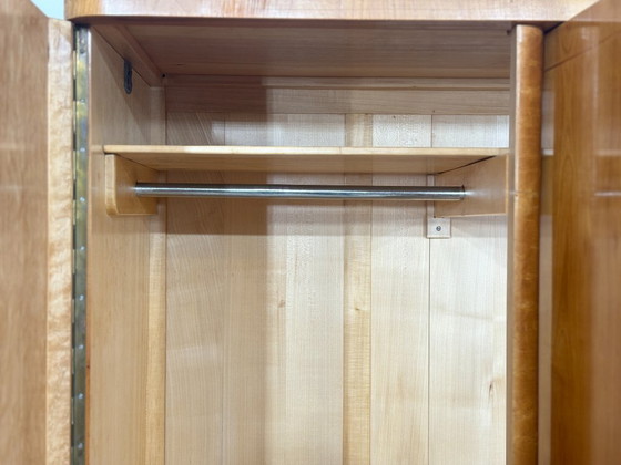 Image 1 of Armoire style années 50 / Meuble en bois / Placard à linge / Armoire de chambre vintage