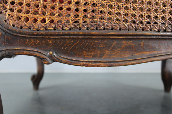 Image 1 of Ancienne chaise à oreilles sculptée avec côtés en canne, Tchécoslovaquie