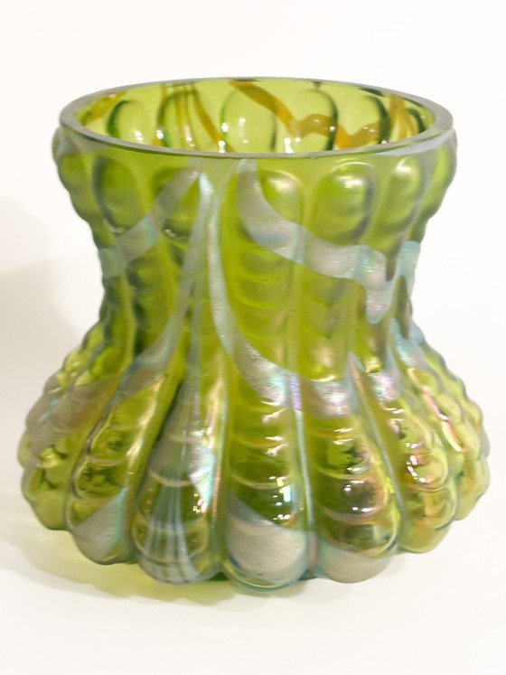 Vase Loetz en verre vert irisé et argenté des années 1950 – Glass (photo 3 of 11)