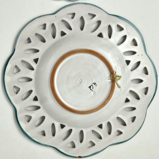 Image 1 of Ensemble unique de 2 assiettes murales suspendues vintage peintes à la main de style habanero avec des motifs floraux de Hongrie