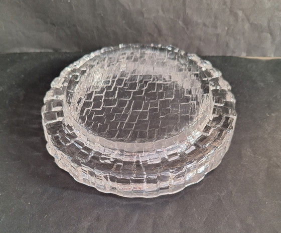 Image 1 of Pukeberg Glasbruk Sweden zware design ice glass schaal. Jaren 1960-1970. 