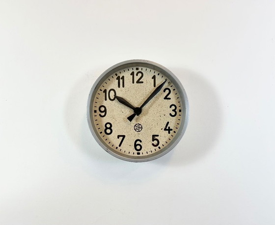 Image 1 of Grijze industriële fabriekswandklok van Chronotechna, jaren 50