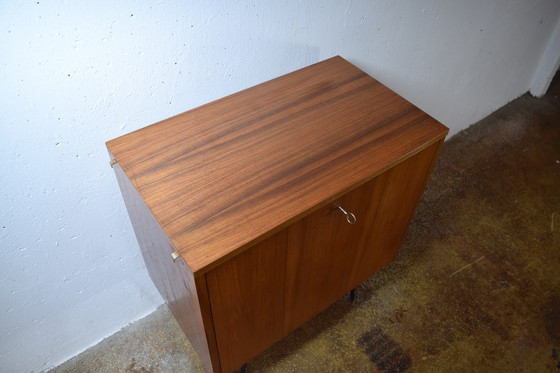Image 1 of Commode vintage des années 1960, table de chevet, table d'appoint, style milieu du siècle