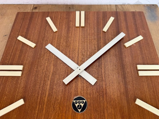 Image 1 of Orologio da parete vintage in legno marrone di Pragotron, anni '80