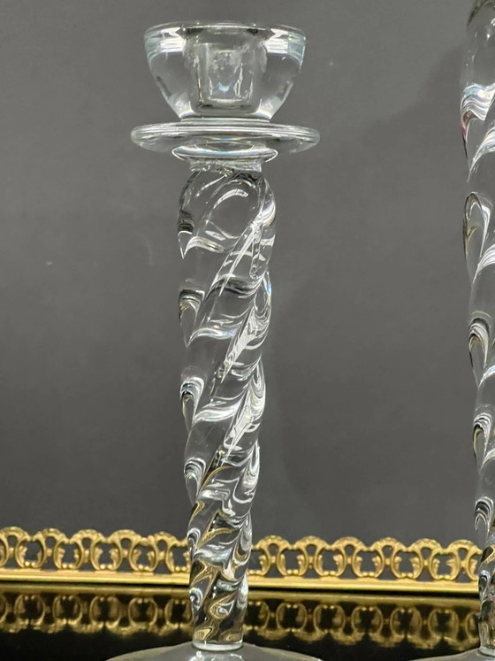 Ann Wahlstrom. Dos candelabros de diseño con forma retorcida, elaborados en cristal macizo. – Kosta Boda (photo 4 of 7)