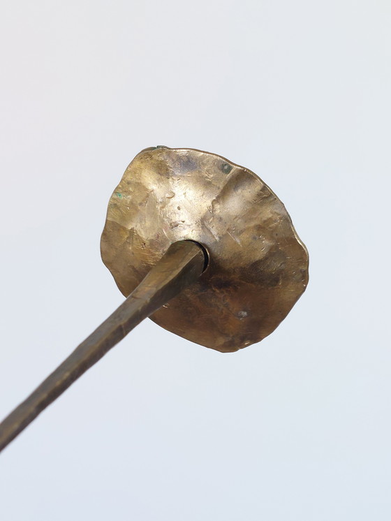 Image 1 of Coppia di candelieri floreali in ottone vintage di metà secolo con decoro a tulipano