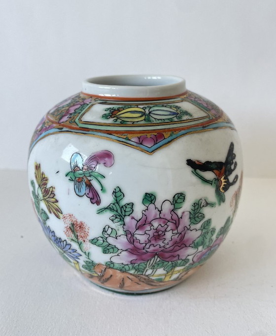 Image 1 of Vintage hand-painted Chinese vase / ginger jar Famille Rose