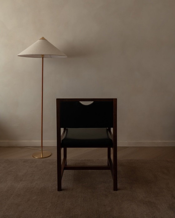 Image 1 of Poltrona vintage in legno e similpelle skai nera, stile scandinavo