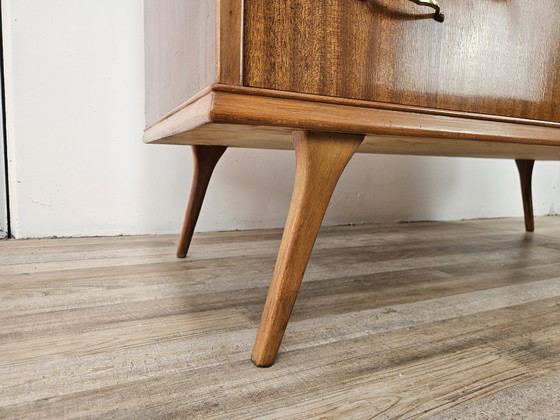 Image 1 of Commode des années 1950 recouverte de noyer avec poignées en laiton