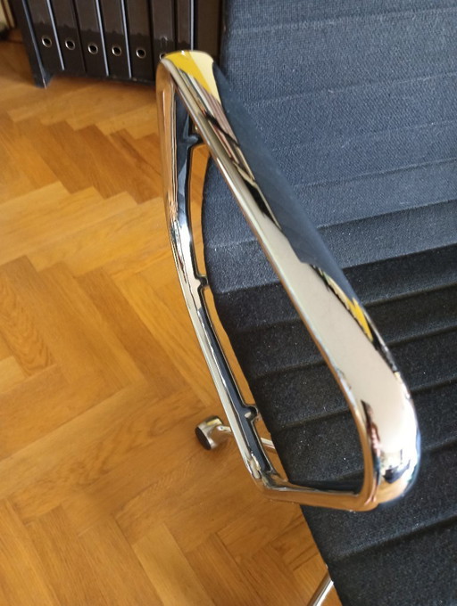 Vitra Eames office chair
