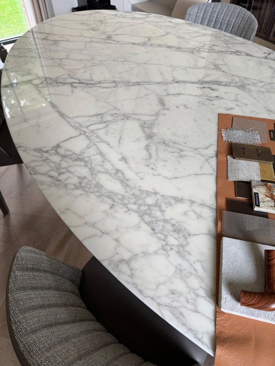 Image 1 of Knoll Saarinen 244 cm Calacatta plateau en marbre doré