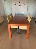 1 table à manger en bois de cerisier