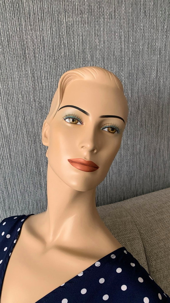 Image 1 of Vrouwelijke Mannequin
