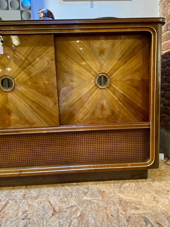 Vintage kast van riet en marqueterie met ingebouwde Grundig tv, platenspeler en antieke radio. – tv-meubelen (photo 6 of 7)