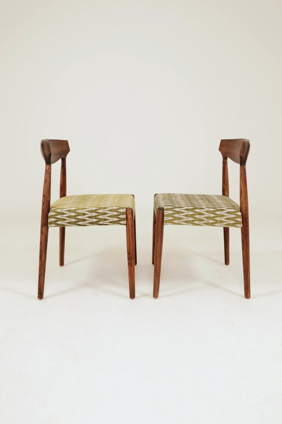 Image 1 of Set van 2 eetkamerstoelen van massief essenhout met groene jacquardstof.