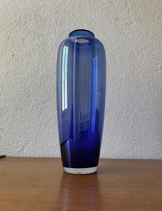 Image 1 of Blauwe iriserende kristallen vaas uit de jaren 80