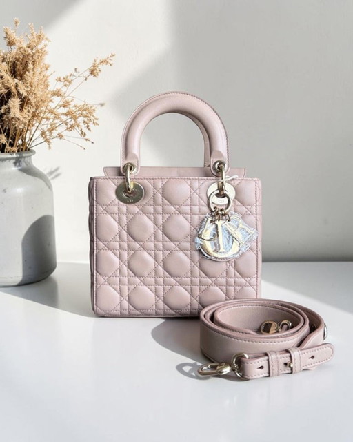 Borsa Dior Lady Small Flap - Pelle di agnello Cannage color beige rosato con finiture dorate.