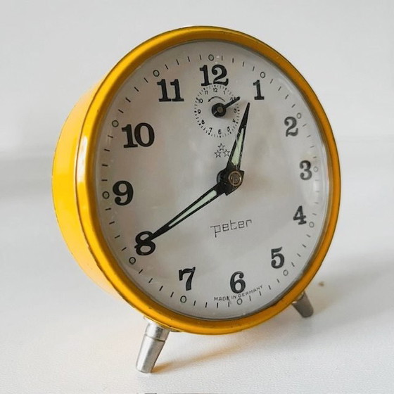Image 1 of Vintage Junghans Peter Wecker aus der Mitte des 20. Jahrhunderts, gelb-weiß, 1970er Jahre