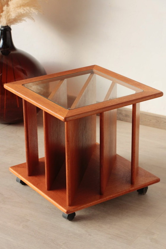 Image 1 of Vintage G Plan teakhouten bijzettafel met tijdschriftenrek en wielen (jaren 60)