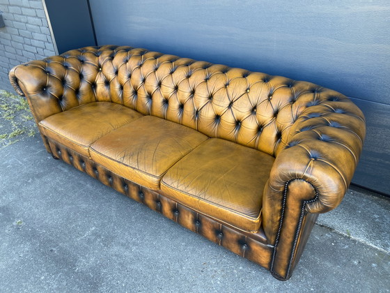Image 1 of Magnifique ensemble de canapés Chesterfield vintage 3+1+1 places, brun doré