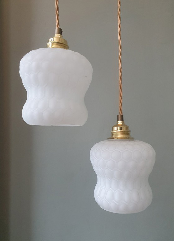 Image 1 of Set di 2 lampade a sospensione vintage - vetro opalino con trama a nido d'ape