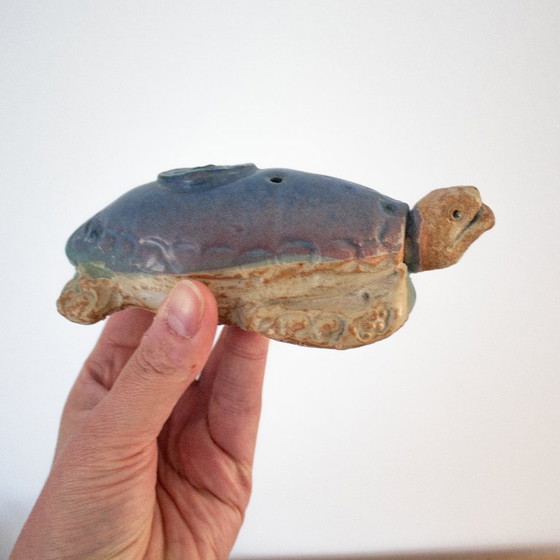 Image 1 of Tortue marine en céramique à motif océanique, signée au dos