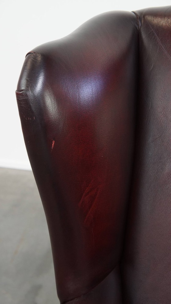 Image 1 of Bordeauxrode Rundleren Oorfauteuil in Engelse Stijl