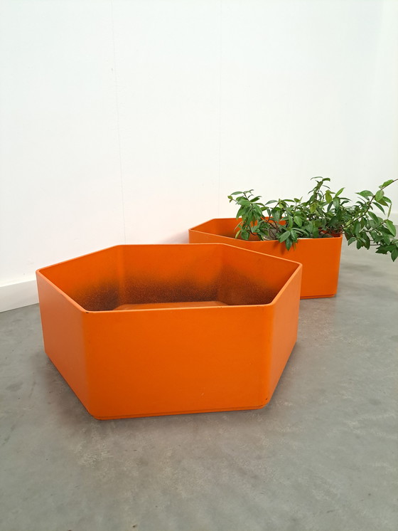 Image 1 of Maceta de plástico naranja para flores