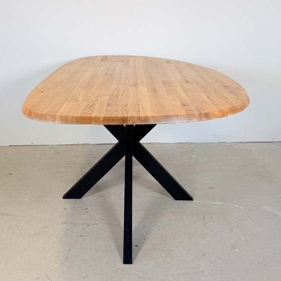 Image 1 of Organisch eiken eettafel met stalen matrixpoot, Hjort Knudsen
