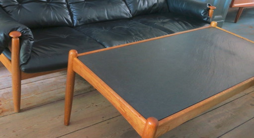 Salontafel van massief eikenhout en leisteen uit het midden van de 20e eeuw, ontworpen door Eric Merthen, Zweden, jaren 60.