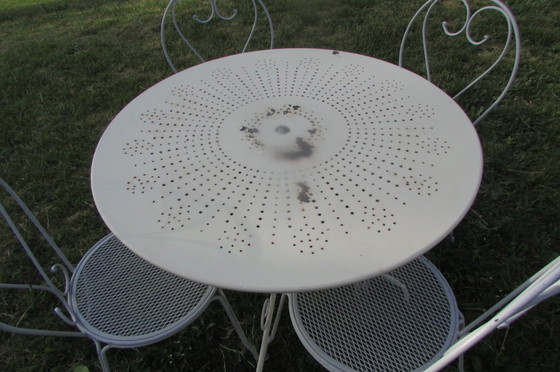 Image 1 of Vintage witte metalen tuintafel en stoelen
