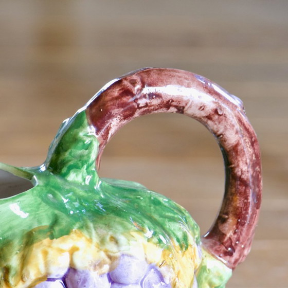 Image 1 of Grande carafe ancienne en barbotine de Bassano, raisin