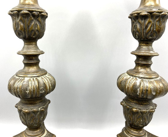 Image 1 of Set di due antichi candelieri in ottone o bronzo | Portacandele religiosi con motivi di santi | XIX/XX secolo