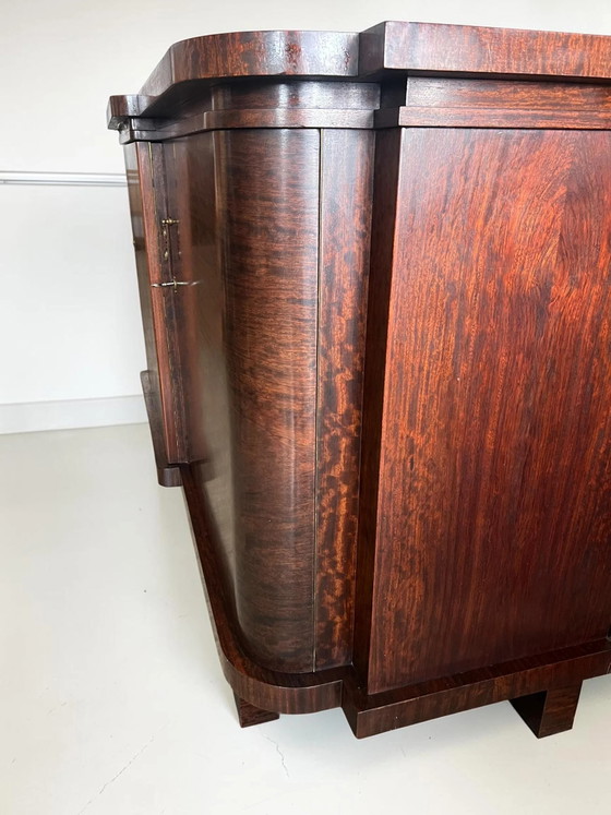 Aparador Art Déco raro (años 30) – Caoba con corona de latón arquitectónica y tapa de mármol extensible con (photo 7 of 18)